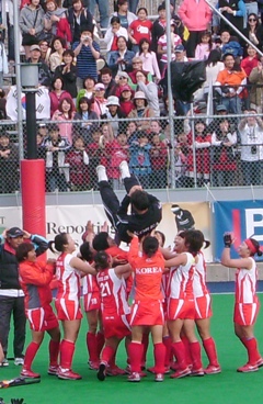 ...da flog der Trainer durch die Luft. Foto: Geiger