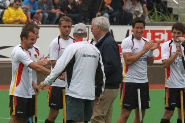 Matthias Witthaus wurde vor dem Korea-Spiel von DHB-Vizeprsident Hans Baumgartner fr seinen 300. Einsatz geehrt. Foto: Dr. Wolfgang Sternberger